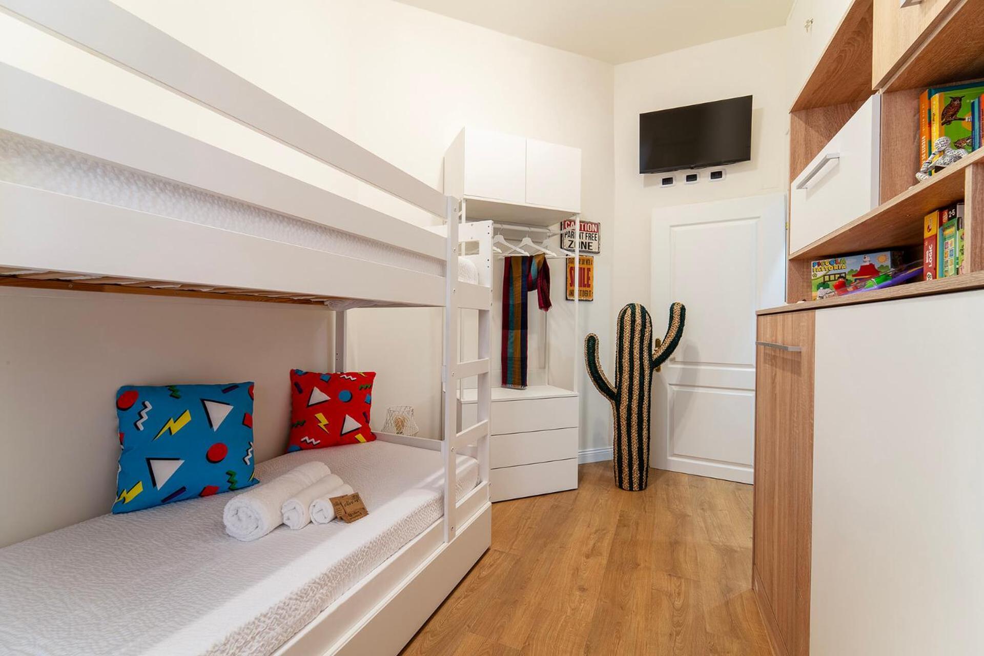 Pictadomus-albus, Metro Furio Camillo Apartment Rom