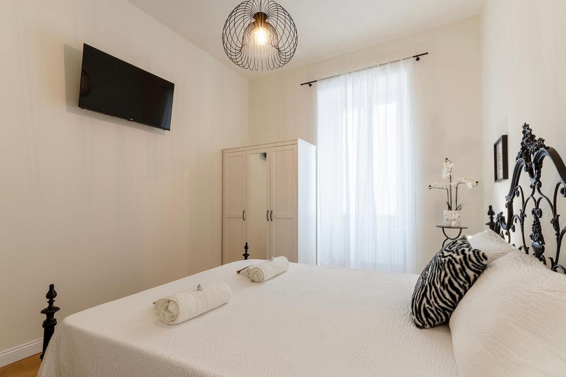 Pictadomus-albus, Metro Furio Camillo Apartment